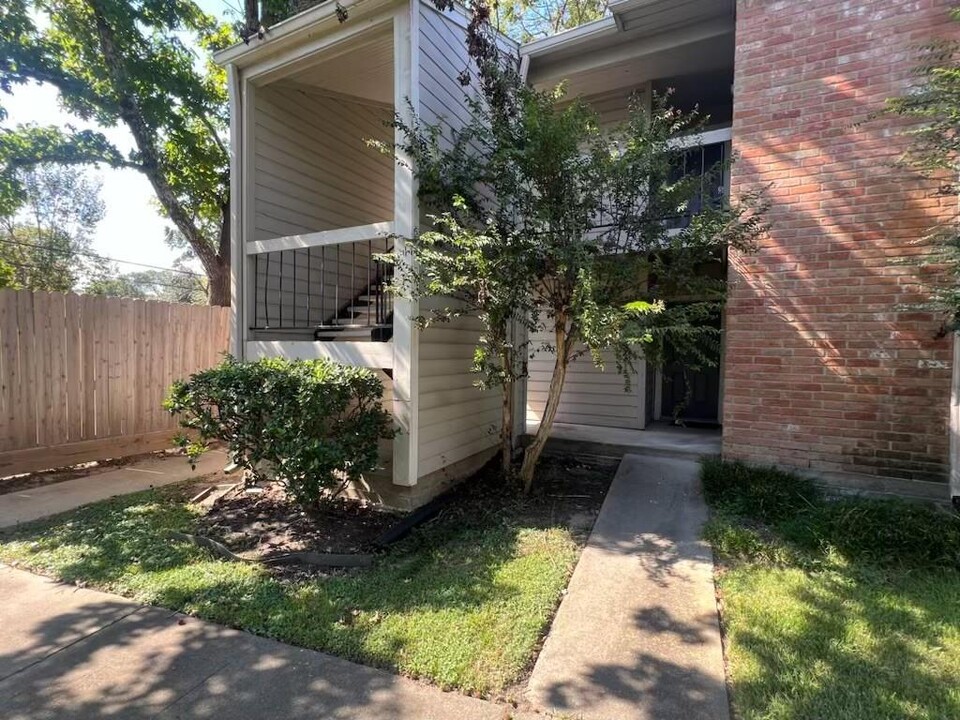 17401 Red Oak Dr in Houston, TX - Building Photo