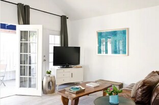 807 N Curson Ave in Los Angeles, CA - Building Photo