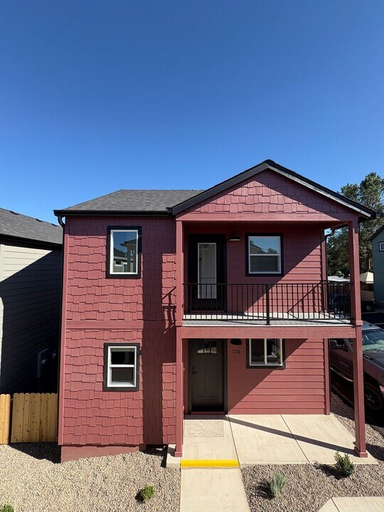 1176 Woodrow Ln in Medford, OR - Building Photo
