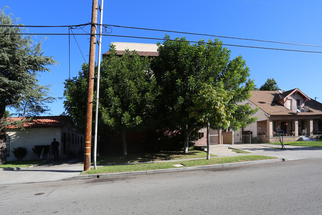 827 E Garfield Ave in Glendale, CA - Foto de edificio - Building Photo