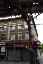 114-02 Jamaica Ave in Jamaica, NY - Foto de edificio - Building Photo