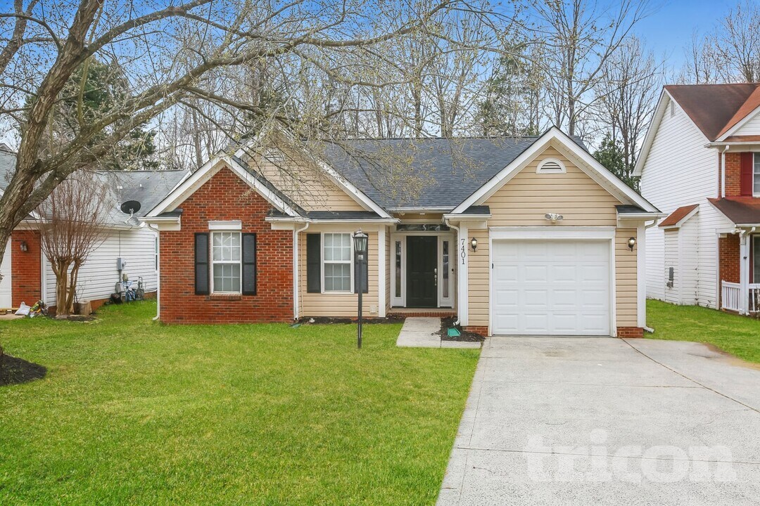 7401 Fallow Ln in Charlotte, NC - Foto de edificio