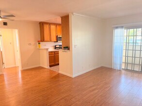 8306 W Manchester Ave, Unit 14 in Los Angeles, CA - Foto de edificio - Building Photo