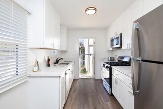 954 Felspar St-Unit -954 in San Diego, CA - Building Photo - Building Photo