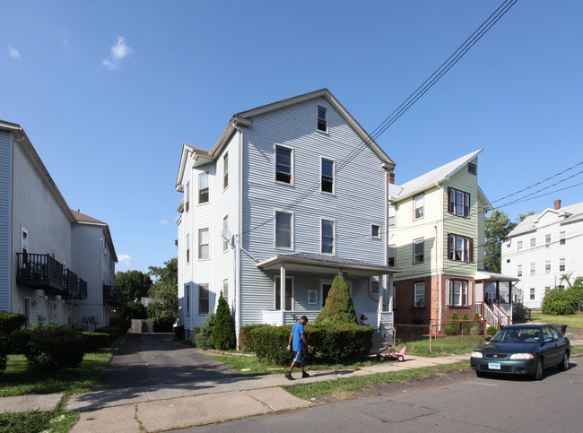 140 Daly Ave in New Britain, CT - Foto de edificio - Building Photo