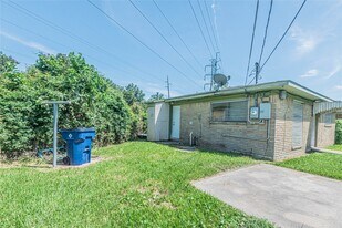 128 N Washington St in Texas City, TX - Building Photo