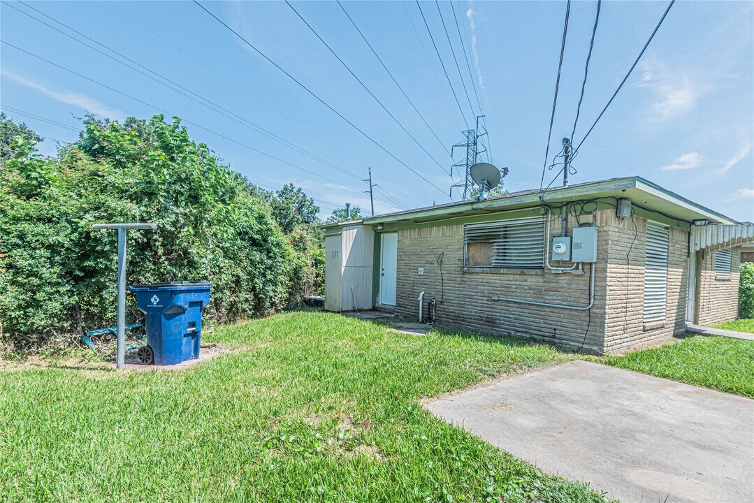 128 N Washington St in Texas City, TX - Building Photo