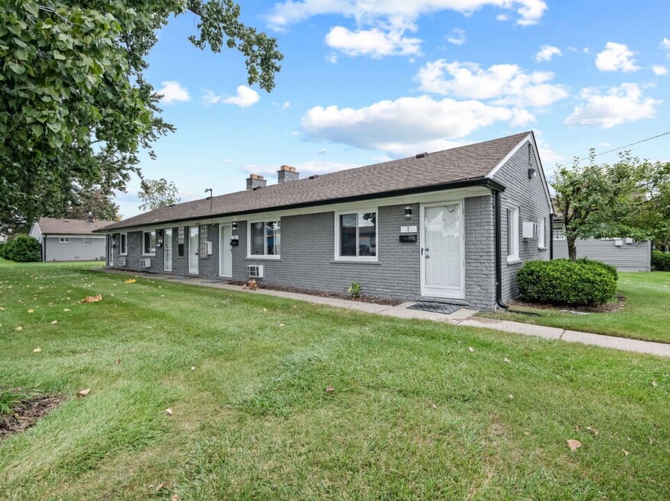 Ranch Apartment Homes in Great Troy Location in Troy, MI - Building Photo