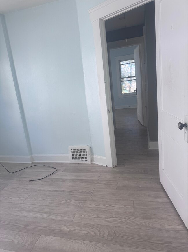 2171 Carabel Ave, Unit 1 in Lakewood, OH - Foto de edificio - Building Photo