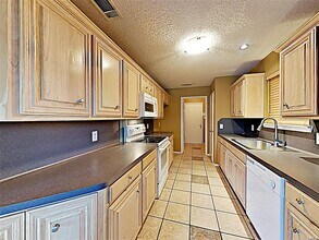 1324 Meadow Rose Trail in Burleson, TX - Foto de edificio - Building Photo