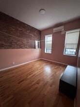 124-14 Metropolitan Ave in Queens, NY - Foto de edificio - Building Photo