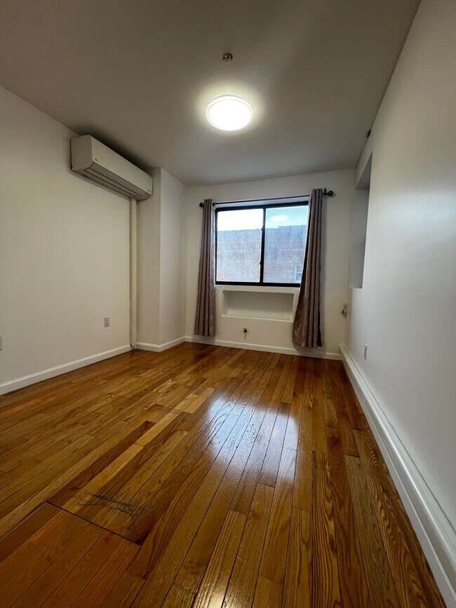 8523 Broadway, Unit 3c in Elmhurst, NY - Foto de edificio - Building Photo