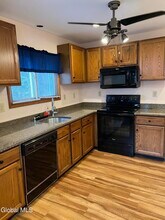 43 Green Meadow Dr in Clifton Park, NY - Foto de edificio - Building Photo