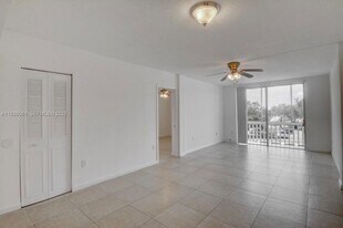 6701 NW 169th St in Hialeah, FL - Building Photo