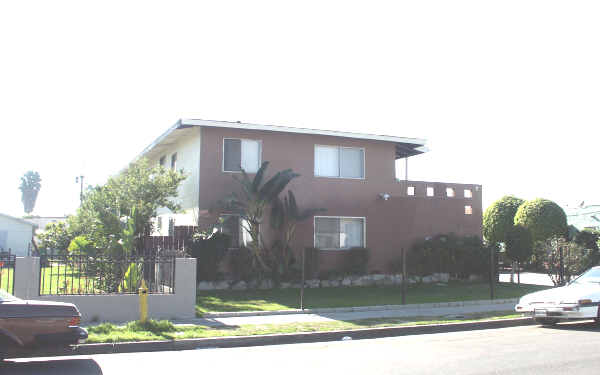 3364 Elizabeth Ave in Lynwood, CA - Foto de edificio