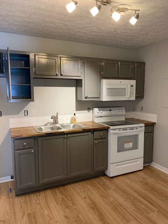 118A N Poole St in Ashland City, TN - Building Photo - Building Photo