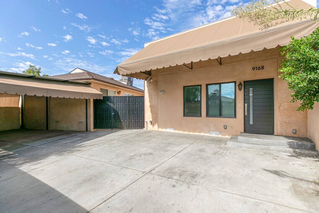 9168 Morehart Ave in Pacoima, CA - Foto de edificio