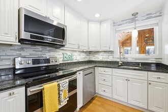 44 Mcquade Brook Rd in Bedford, NH - Building Photo - Building Photo