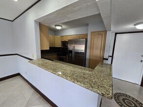 8425 NW 8th St, Unit 307 in Miami, FL - Building Photo - Building Photo