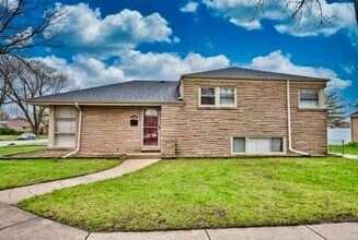 5200 Madison St in Skokie, IL - Building Photo - Building Photo