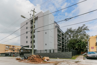 Cedars Pointe in Miami, FL - Building Photo - Building Photo