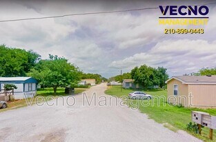 1819 Co Rd 1001 in Pearsall, TX - Building Photo