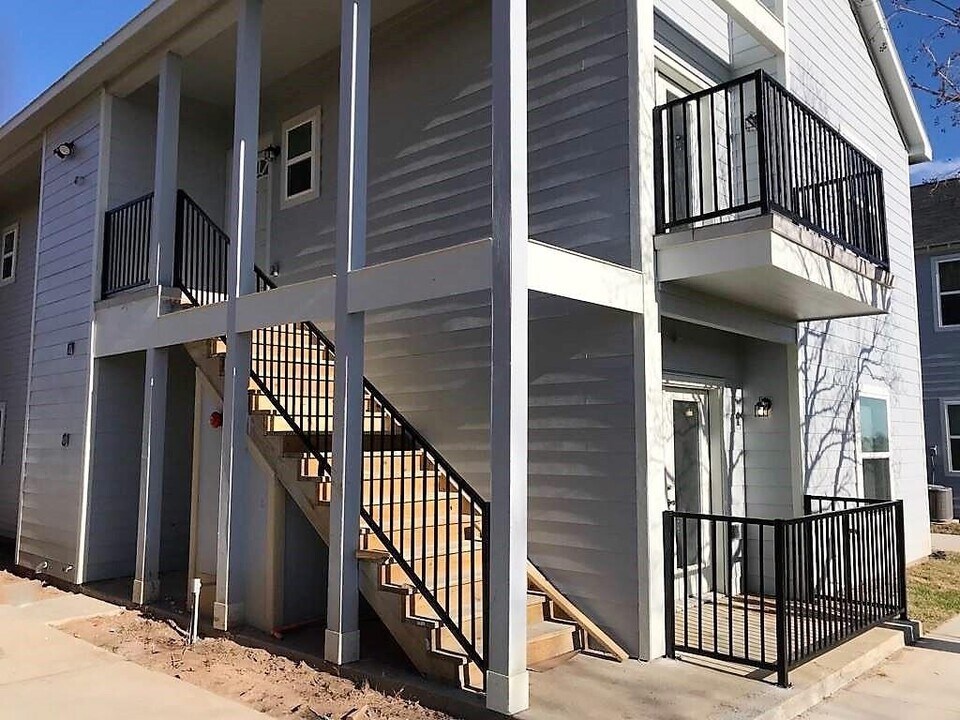430 Schmidt Rd-Unit -B-2 in Sealy, TX - Building Photo