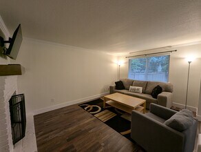 319 10th Ave SE in Puyallup, WA - Building Photo - Building Photo