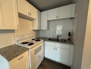2002 Barbee St, Unit 7 in Houston, TX - Building Photo - Building Photo