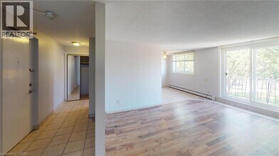 371 Dale Crescent in Waterloo, ON - Building Photo - Building Photo