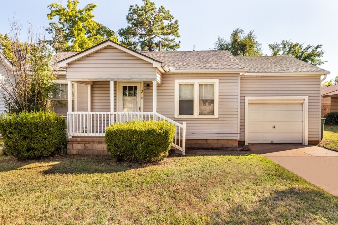 1216 E Campbell St in Edmond, OK - Building Photo