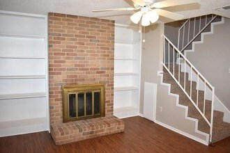 801 Treadwell Ct-Unit -B in Hurst, TX - Foto de edificio - Building Photo