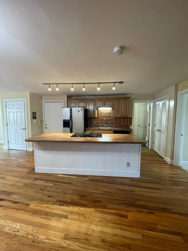 323 E Water St-Unit -323-02 in Syracuse, NY - Foto de edificio - Building Photo