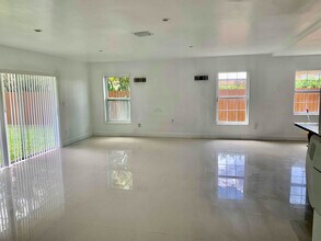 9798 SW 158th St in Miami, FL - Foto de edificio - Building Photo