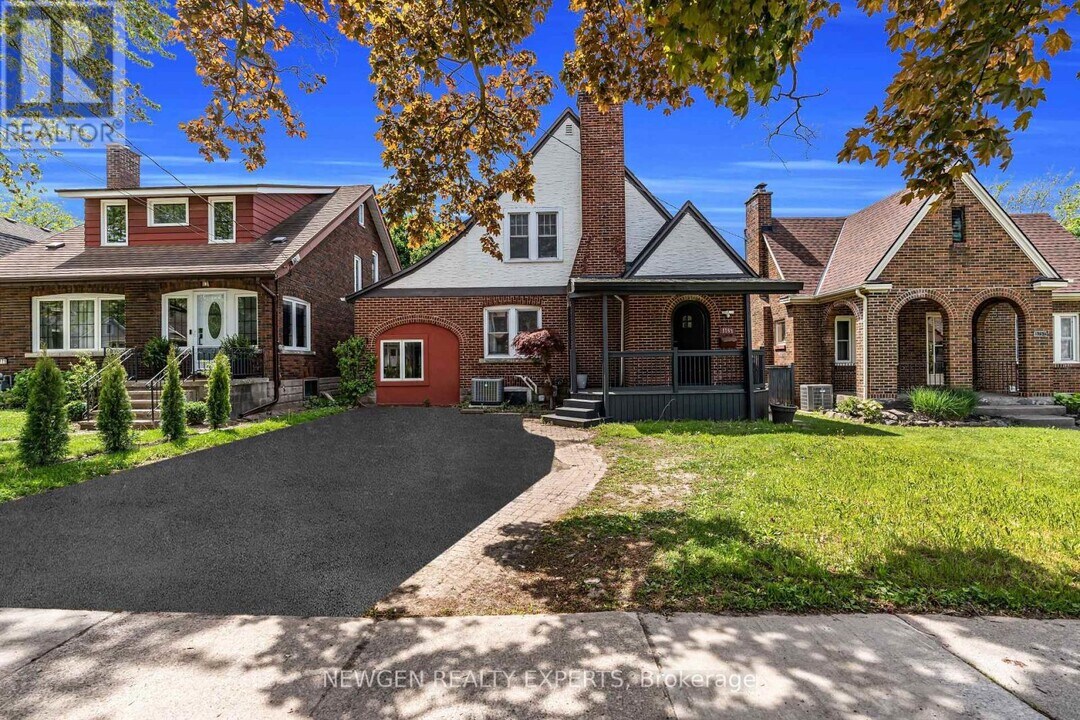 5765 Dorchester Rd in Niagara Falls, ON - Building Photo