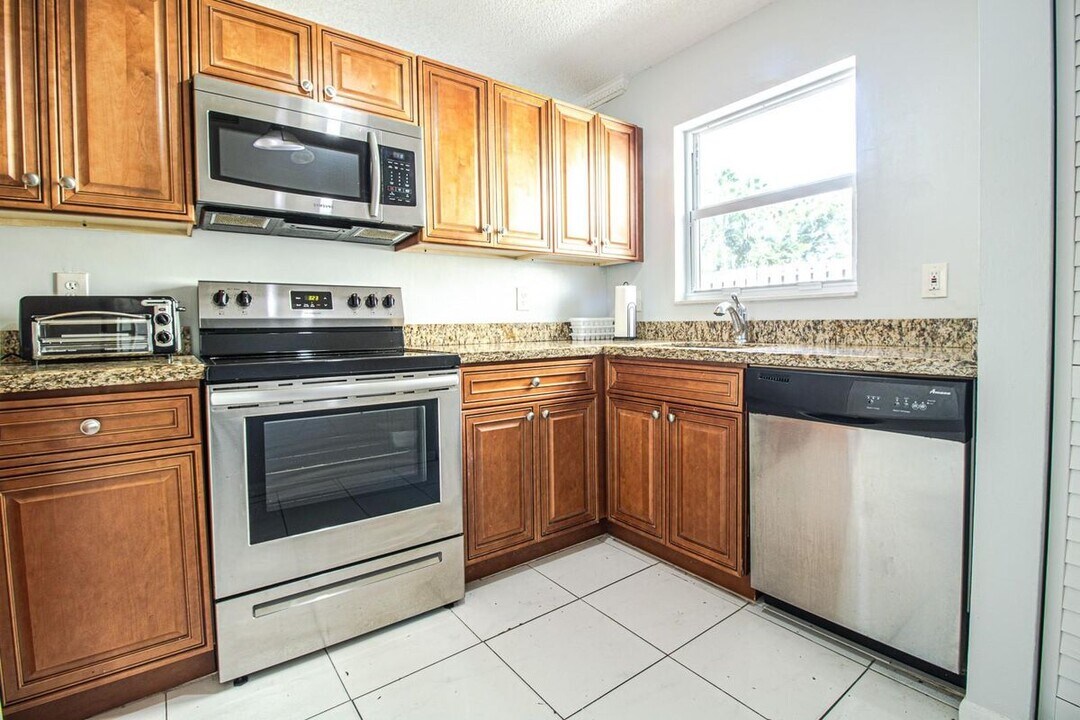 6415 Amberjack Terrace in Margate, FL - Building Photo