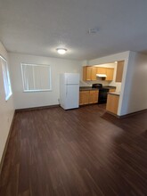 Oak Manor Apartments in Salem, OR - Building Photo - Building Photo