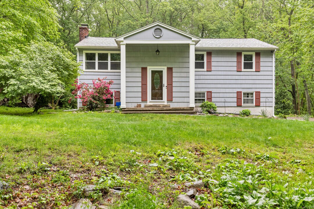 21 Pheasant Run Dr in Ledyard, CT - Building Photo