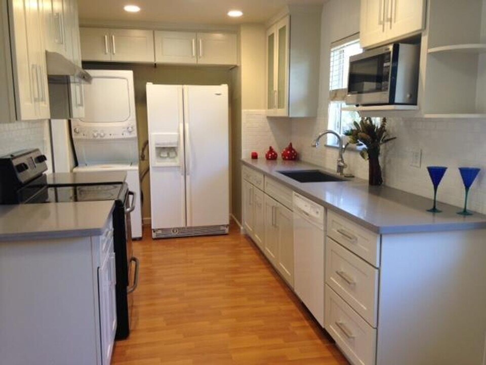 1676 Blue Jay Dr in Sunnyvale, CA - Foto de edificio