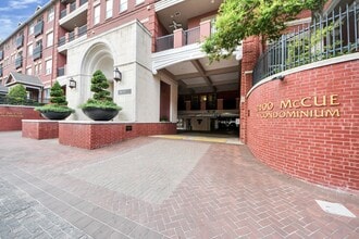 2400 McCue Rd in Houston, TX - Foto de edificio - Building Photo