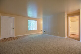 Fox Hollow Apartment Homes in Salem, OR - Building Photo - Building Photo