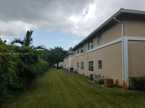 10040 Twin Lakes Dr in Coral Springs, FL - Building Photo - Building Photo