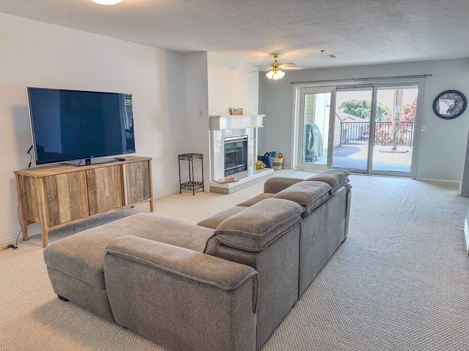 4004 Bluebird Rd in Kelowna, BC - Building Photo