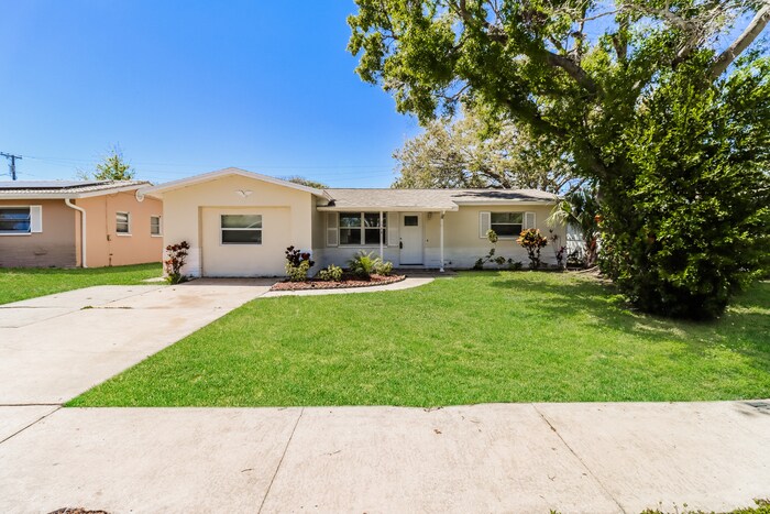 1588 Eunice Ln in Clearwater, FL - Building Photo