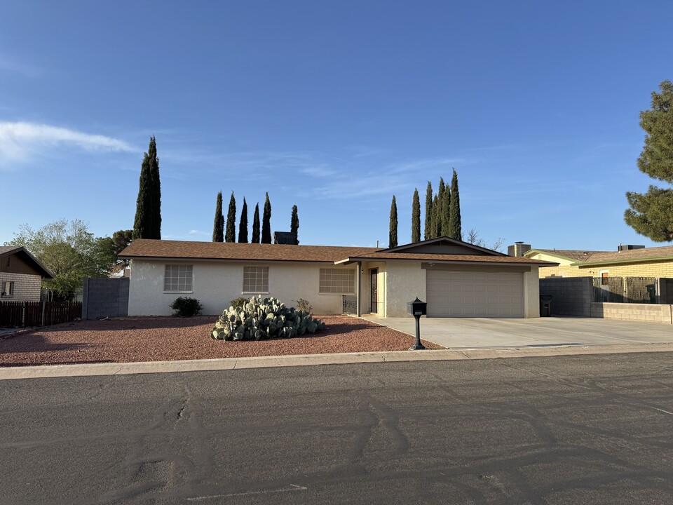 1020 Crestwood Dr in Kingman, AZ - Foto de edificio