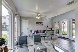 Ambiance Townhomes in Houston, TX - Foto de edificio - Building Photo