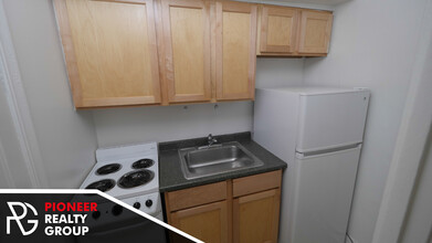 556 W Arlington Pl, Unit 218 in Chicago, IL - Building Photo - Building Photo
