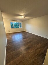 740-750 W Powell Blvd in Gresham, OR - Foto de edificio - Building Photo