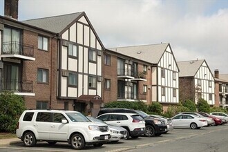 151 Bittersweet Ln-Unit -215 in Randolph, MA - Building Photo - Building Photo