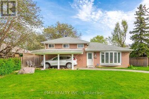 7 Waterbury Dr in Toronto, ON - Building Photo